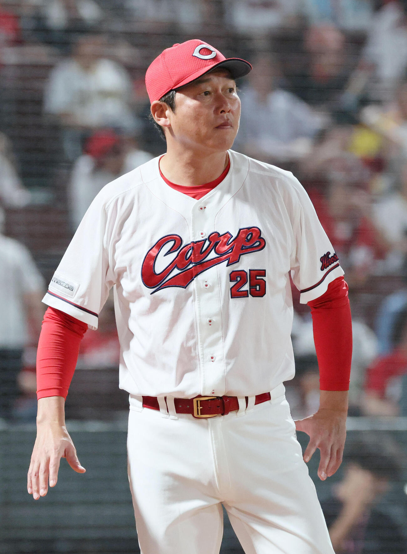 広島対阪神　7回裏終了時、交代を告げる新井貴浩監督（撮影・加藤孝規）