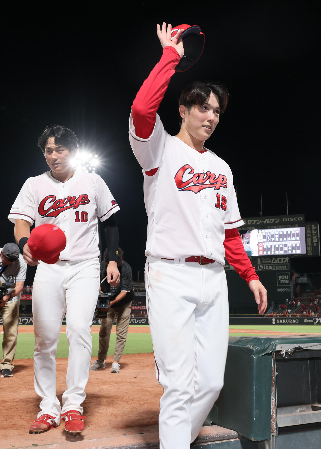 広島対阪神　ファンの声援に応える森下暢仁（右）と佐々木泰（撮影・加藤孝規）