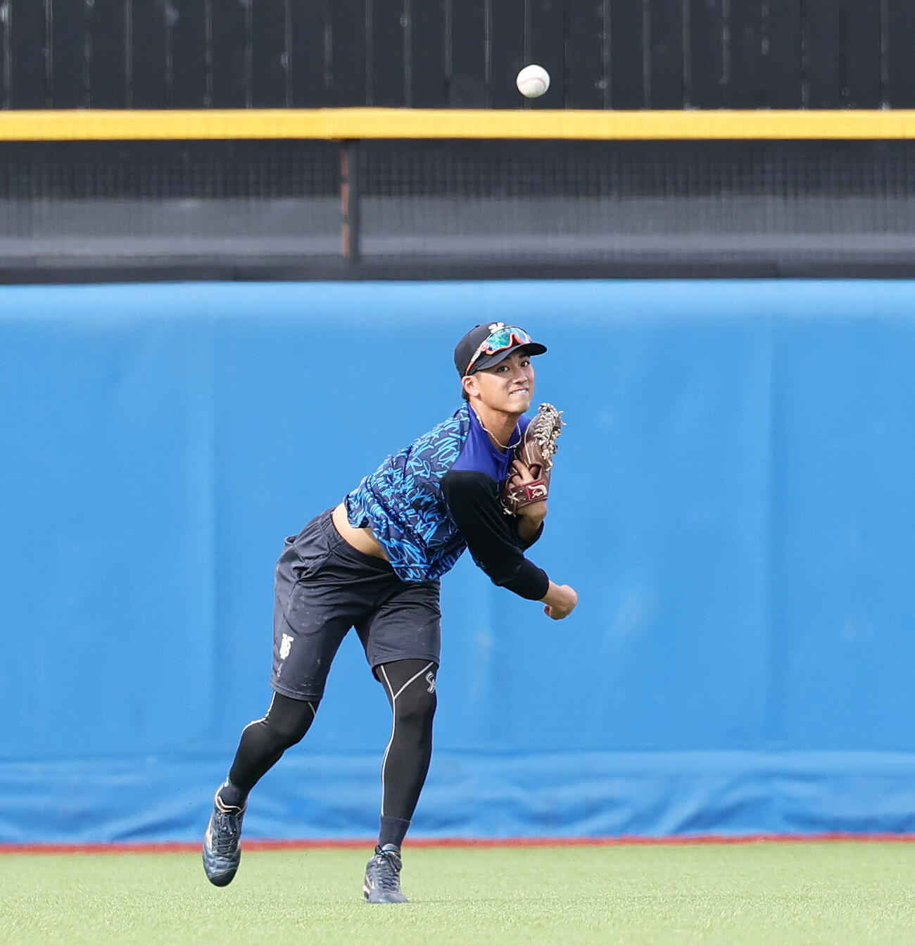 ヤクルト対DeNA　試合前練習でノックを受けるDeNA森敬斗（撮影・宮地輝）
