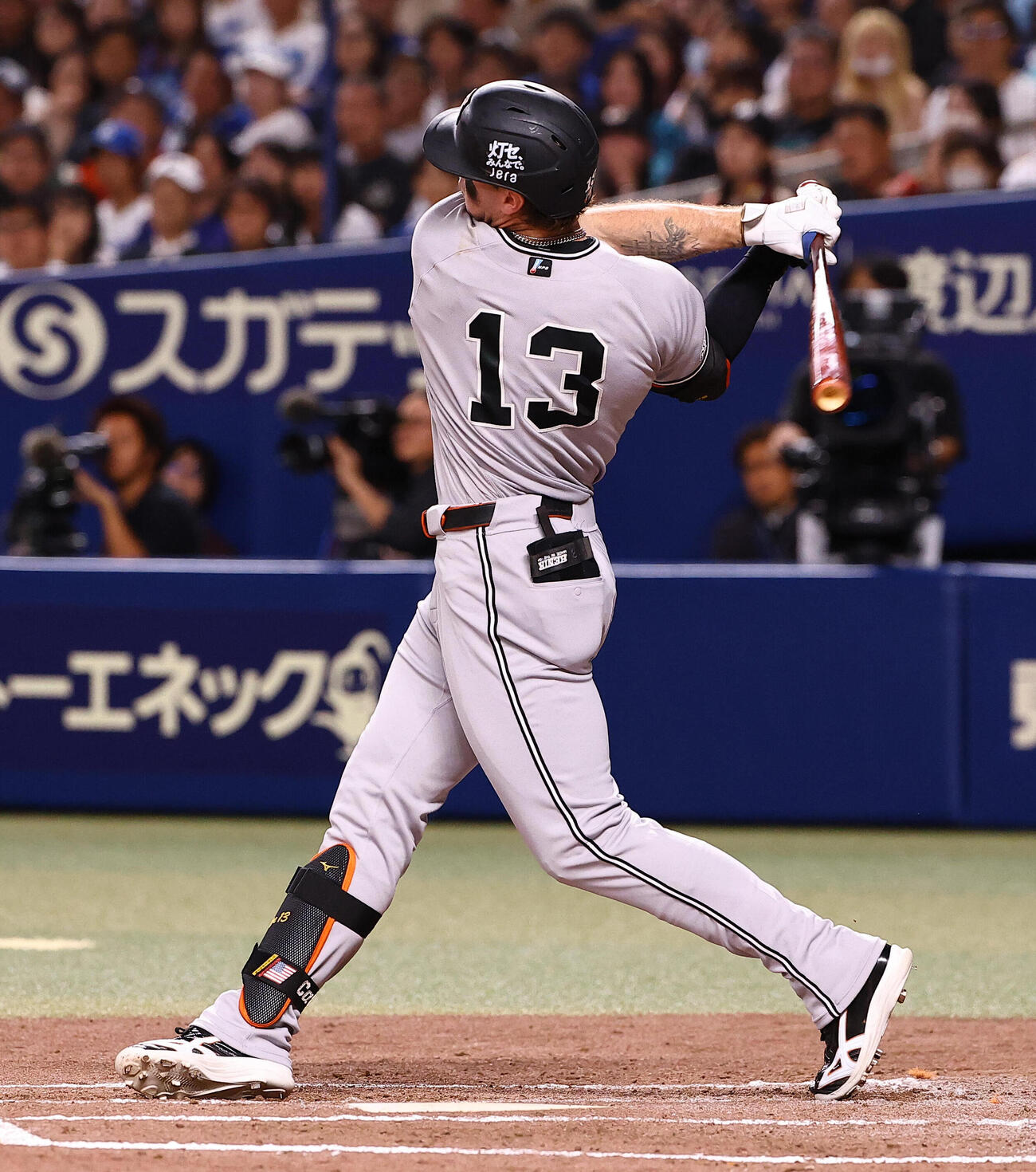 中日対巨人　2回表巨人2死一、二塁、トレイ・キャベッジは三振に倒れる（撮影・上田博志）