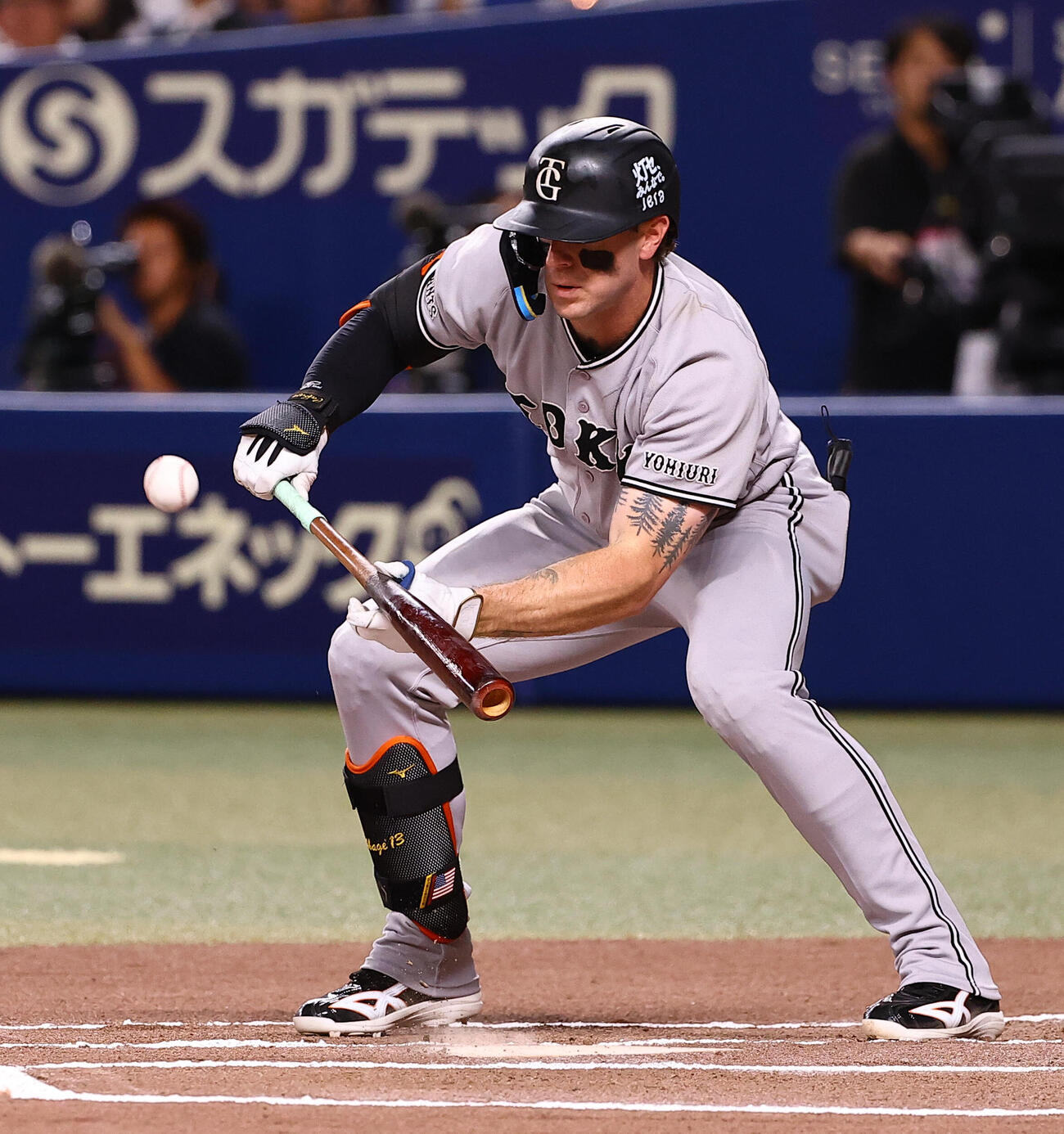 中日対巨人　6回表巨人無死、バント安打を狙うトレイ・キャベッジ（撮影・上田博志）