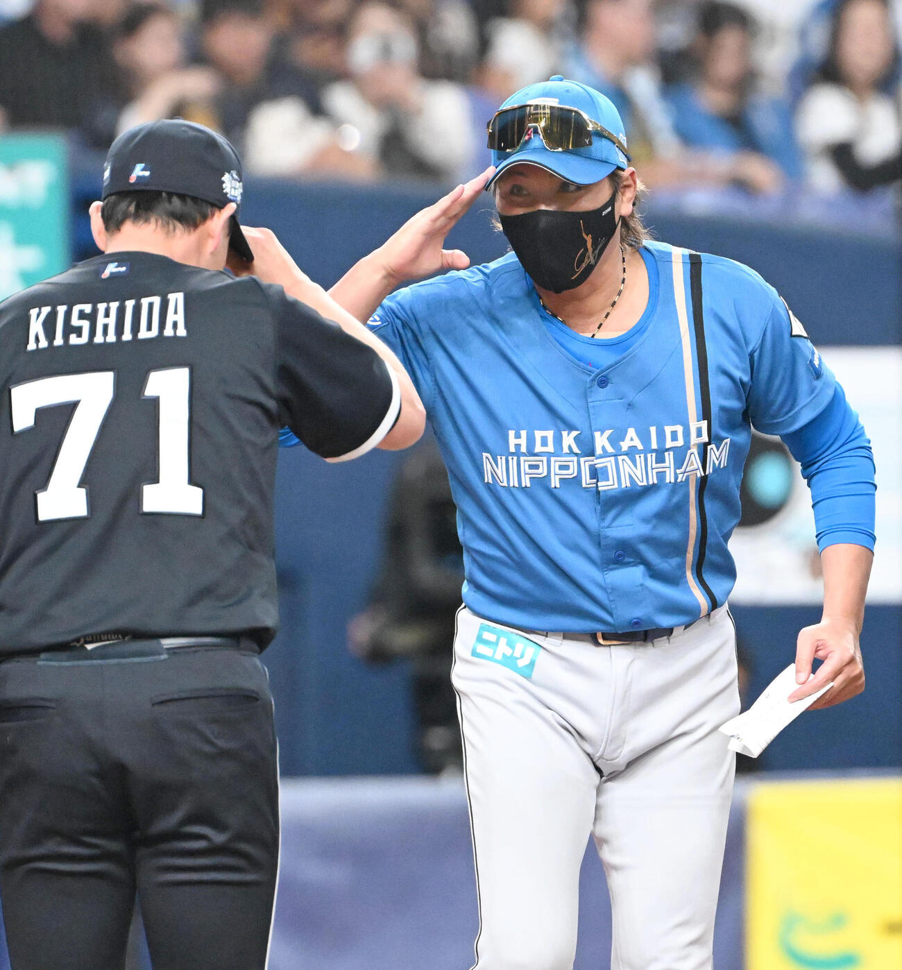 メンバー表を交換をする日本ハムの新庄監督剛志監督（右）、オリックスの岸田護監督（撮影・石井愛子）