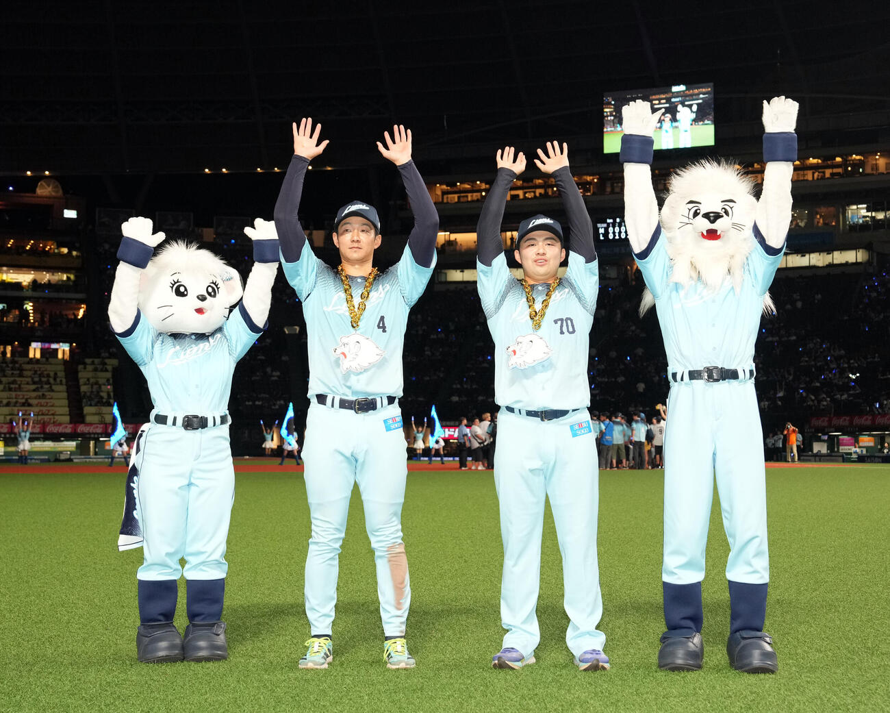 西武対ロッテ　ロッテに勝利しファンの声援に応える西武の石井一成（左）と豆田泰志（撮影・たえ見朱実）