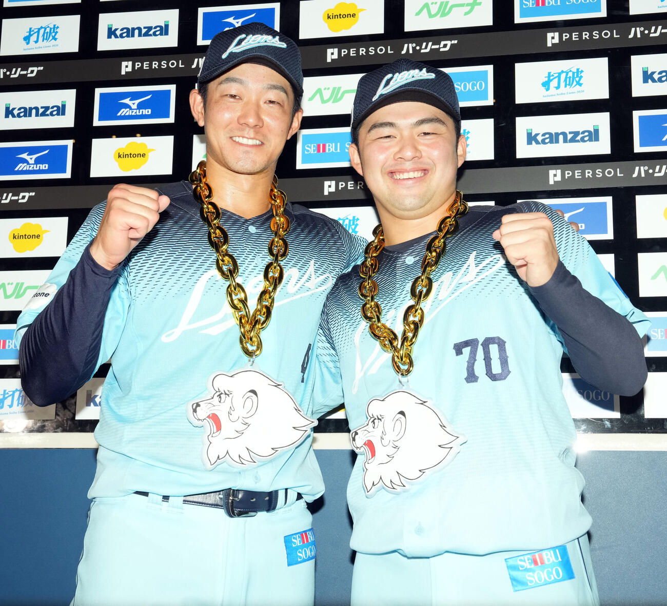 西武対ロッテ　ロッテに勝利し笑顔でポーズを決める西武の石井一成（左）と豆田泰志（撮影・たえ見朱実）
