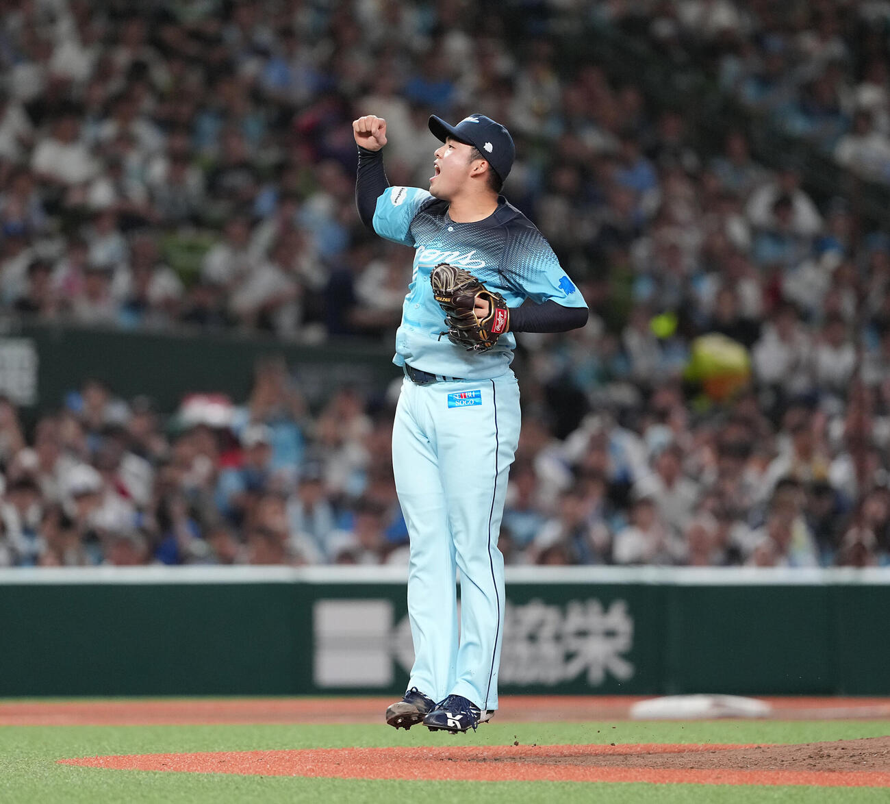 西武対ロッテ　3回表ロッテ2死一、二塁、西川史礁を空振り三振に仕留めガッツポーズする豆田泰志（撮影・たえ見朱実）