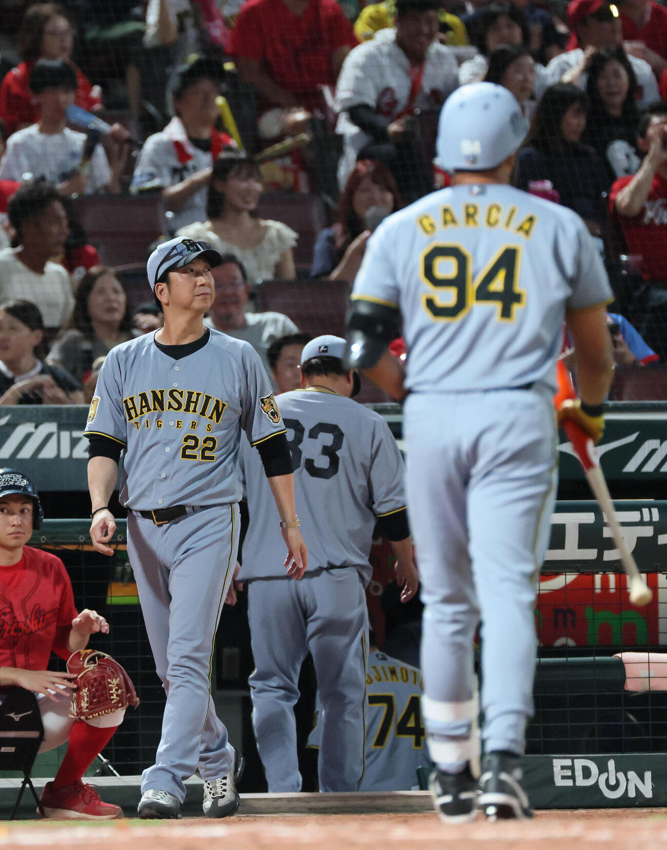 広島対阪神　5回表阪神2死一塁、交代告げる藤川球児監督と三振した代打のデルミス・ガルシア振（撮影・加藤孝規）