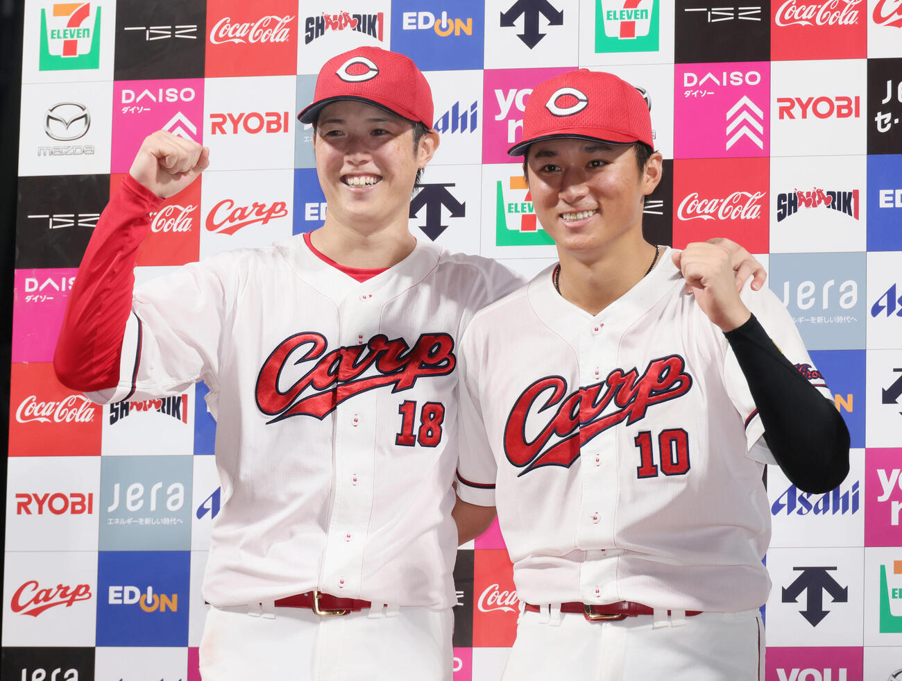 広島対阪神　お立ち台でポーズを決める森下暢仁（左）と佐々木泰（撮影・加藤孝規）