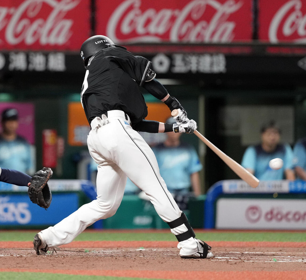 西武対ロッテ　3回表ロッテ無死一塁、右前にプロ初安打を放つ立松由宇（撮影・たえ見朱実）