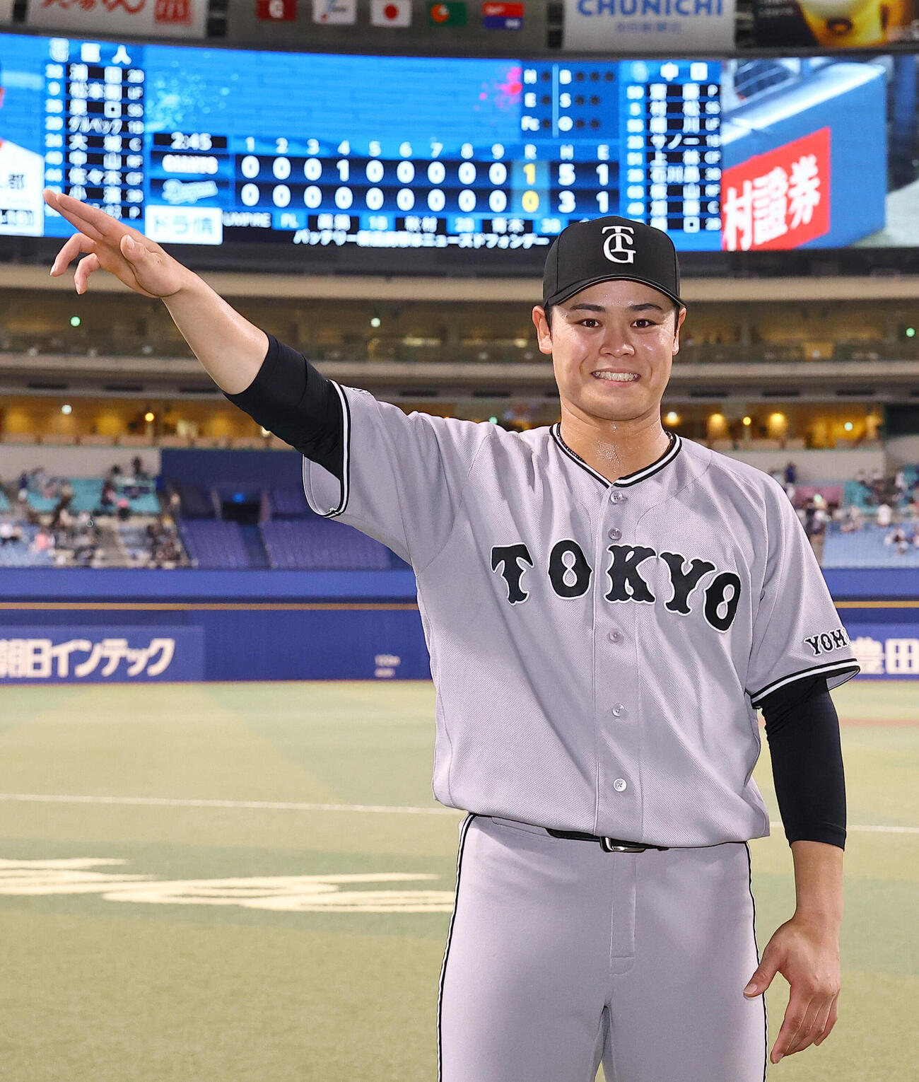 中日対巨人　ヒーローインタビューを受けた中山礼都はポーズを決める（撮影・上田博志）