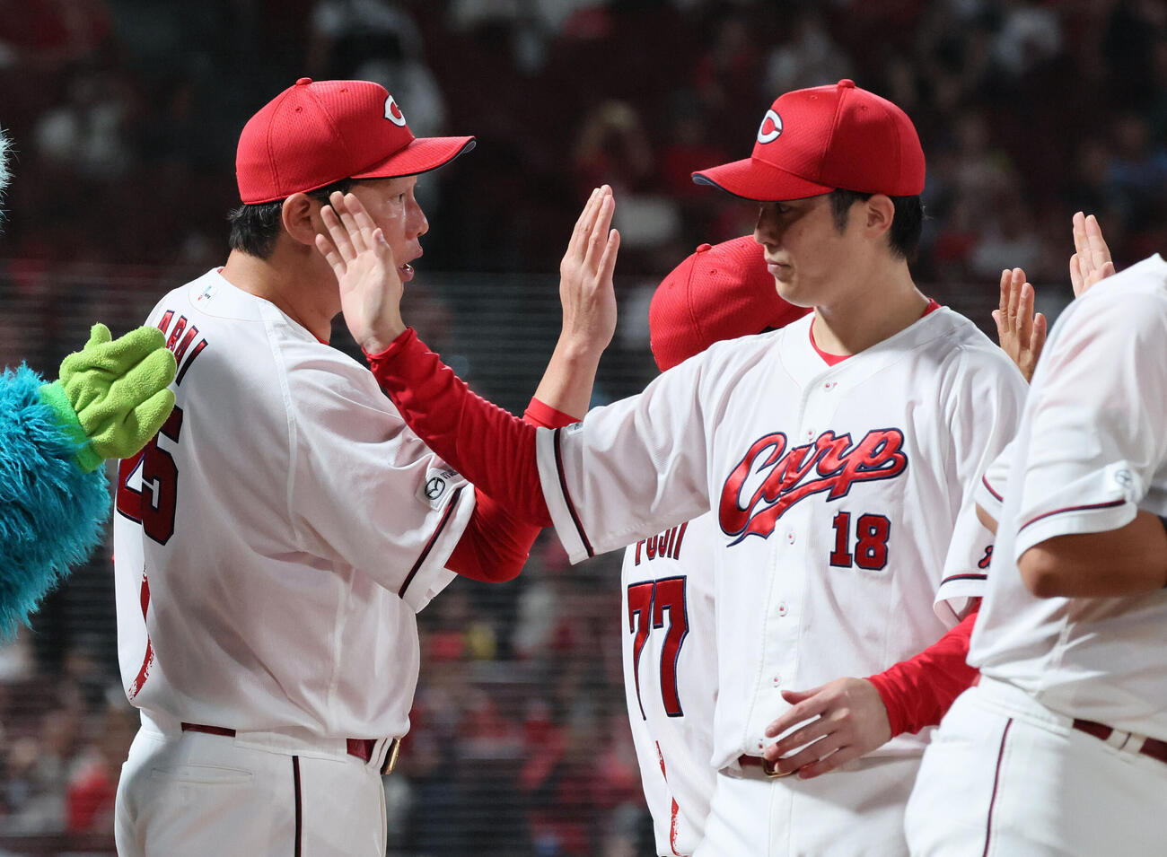 広島対阪神　森下暢仁（右）を迎える広島新井貴浩監督（撮影・加藤孝規）