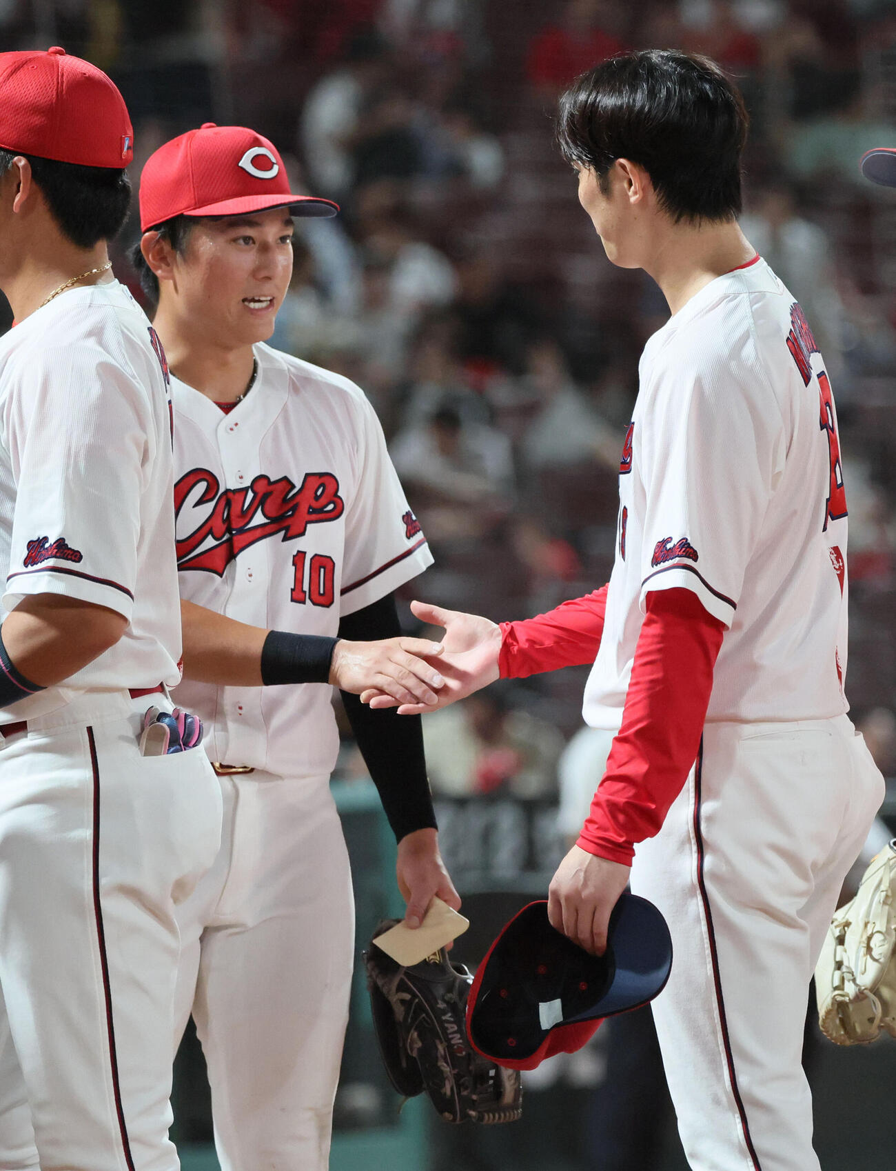広島対阪神　森下暢仁（右）と握手する佐々木泰（撮影・加藤孝規）