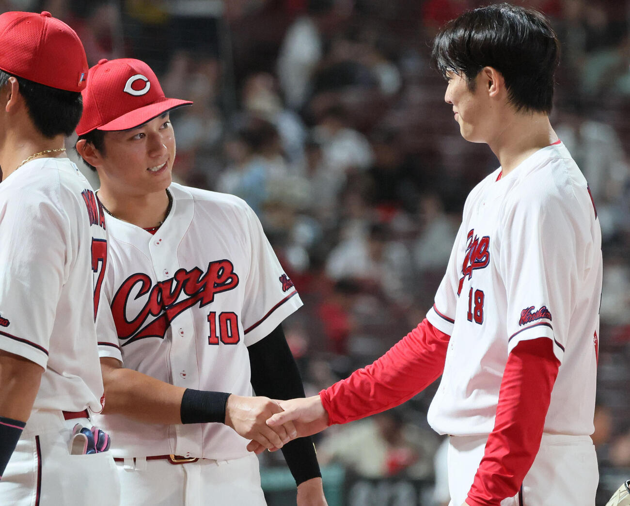 広島対阪神　森下暢仁（右）と握手する佐々木泰（撮影・加藤孝規）