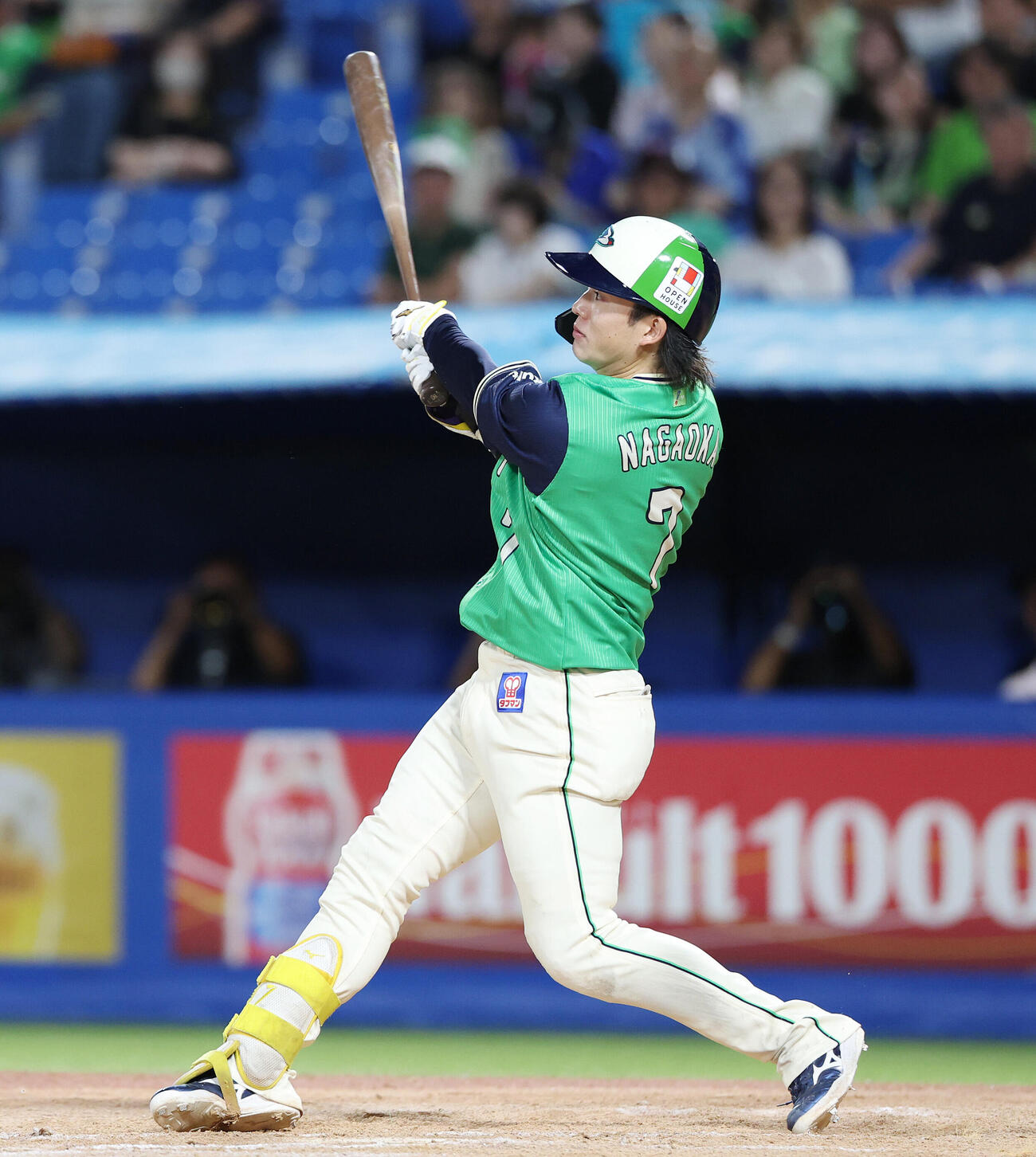 ヤクルト対DeNA 6回裏ヤクルト2死満塁、満塁本塁打を放つ長岡秀樹（撮影・宮地輝）