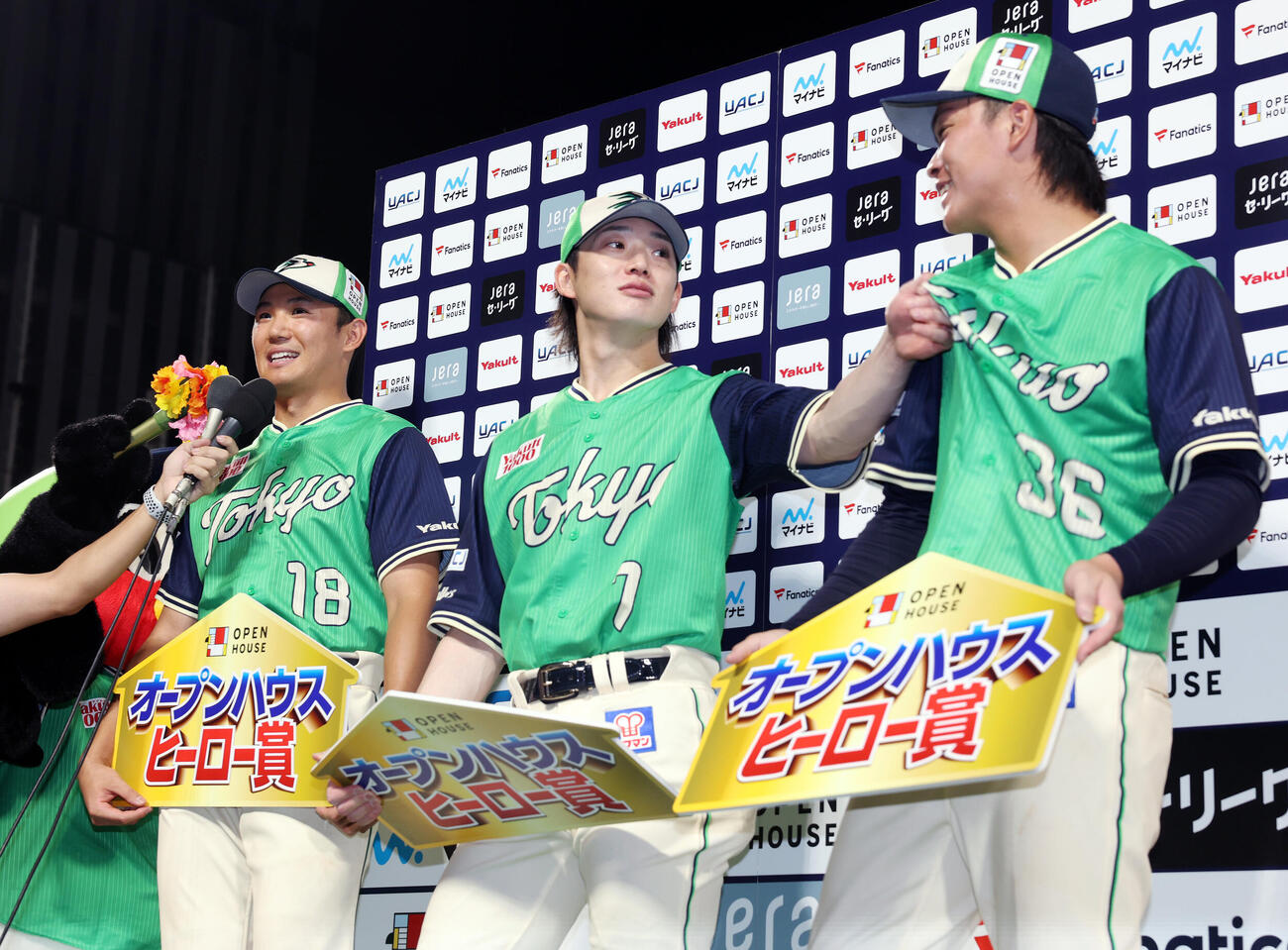 ヤクルト対DeNA　お立ち台で笑顔を見せるヤクルト奥川恭伸（左）、長岡秀樹（中央）、西村瑠伊斗（撮影・宮地輝）