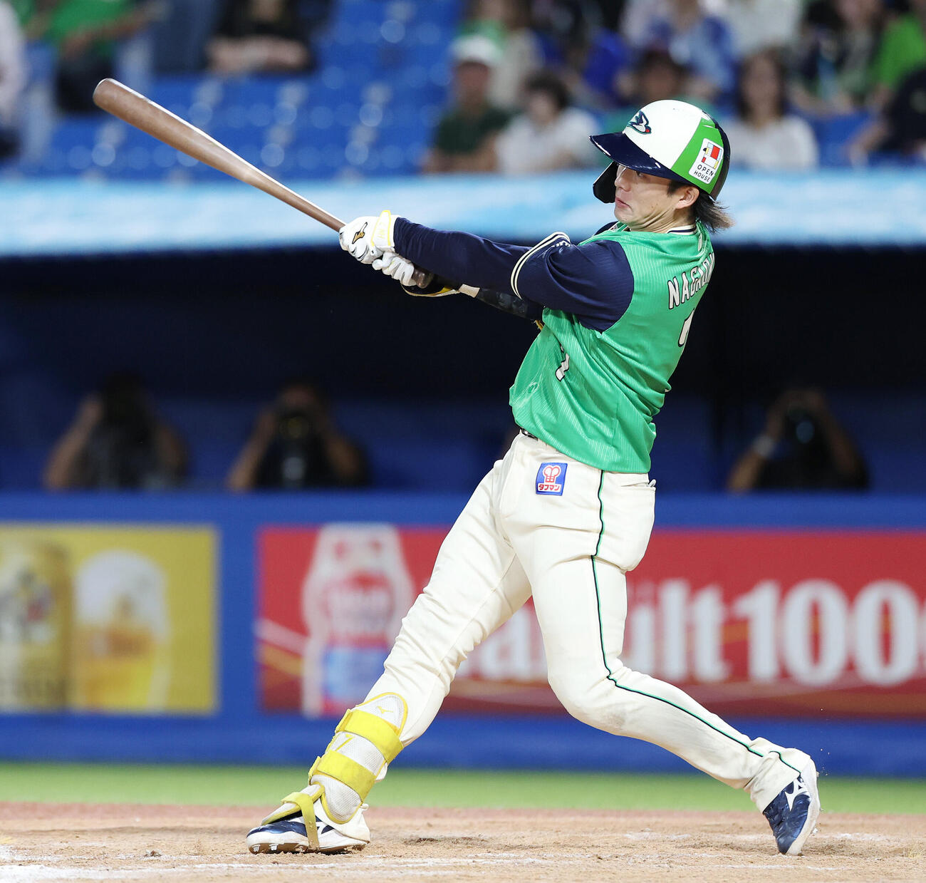 ヤクルト対DeNA 6回裏ヤクルト2死満塁、満塁本塁打を放つ長岡秀樹（撮影・宮地輝）