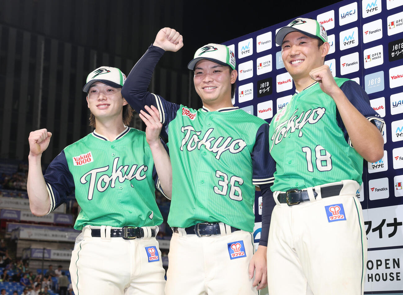 ヤクルト対DeNA　勝利し笑顔で記念撮影に納まるヤクルト長岡秀樹（左）、西村瑠伊斗（中央）、奥川恭伸（撮影・宮地輝）