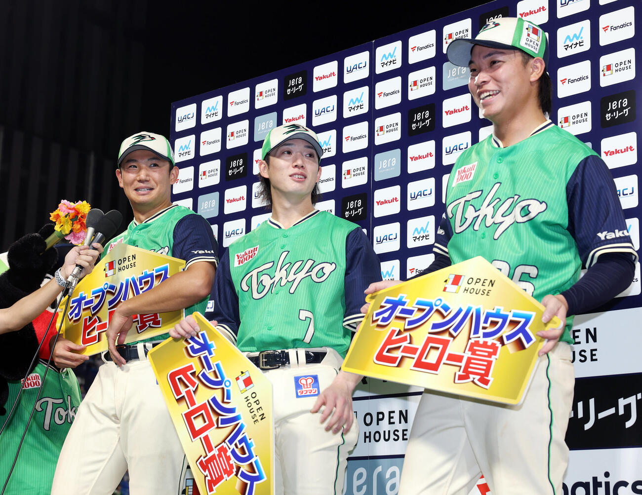 ヤクルト対DeNA　お立ち台で笑顔を見せるヤクルト奥川恭伸（左）、長岡秀樹（中央）、西村瑠伊斗（撮影・宮地輝）
