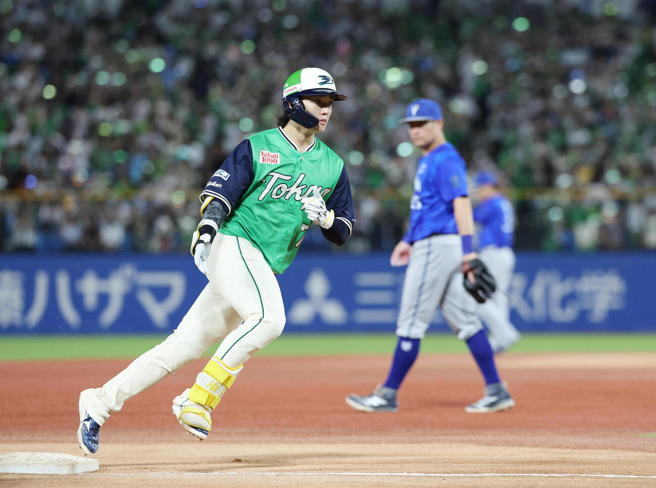 ヤクルト対DeNA 6回裏ヤクルト2死満塁、満塁本塁打を放ちダイヤモンドを回る長岡秀樹（撮影・宮地輝）