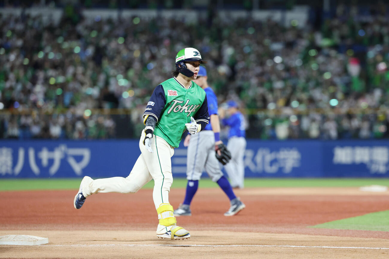 ヤクルト対DeNA 6回裏ヤクルト2死満塁、満塁本塁打を放ちダイヤモンドを一周する長岡秀樹（撮影・宮地輝）