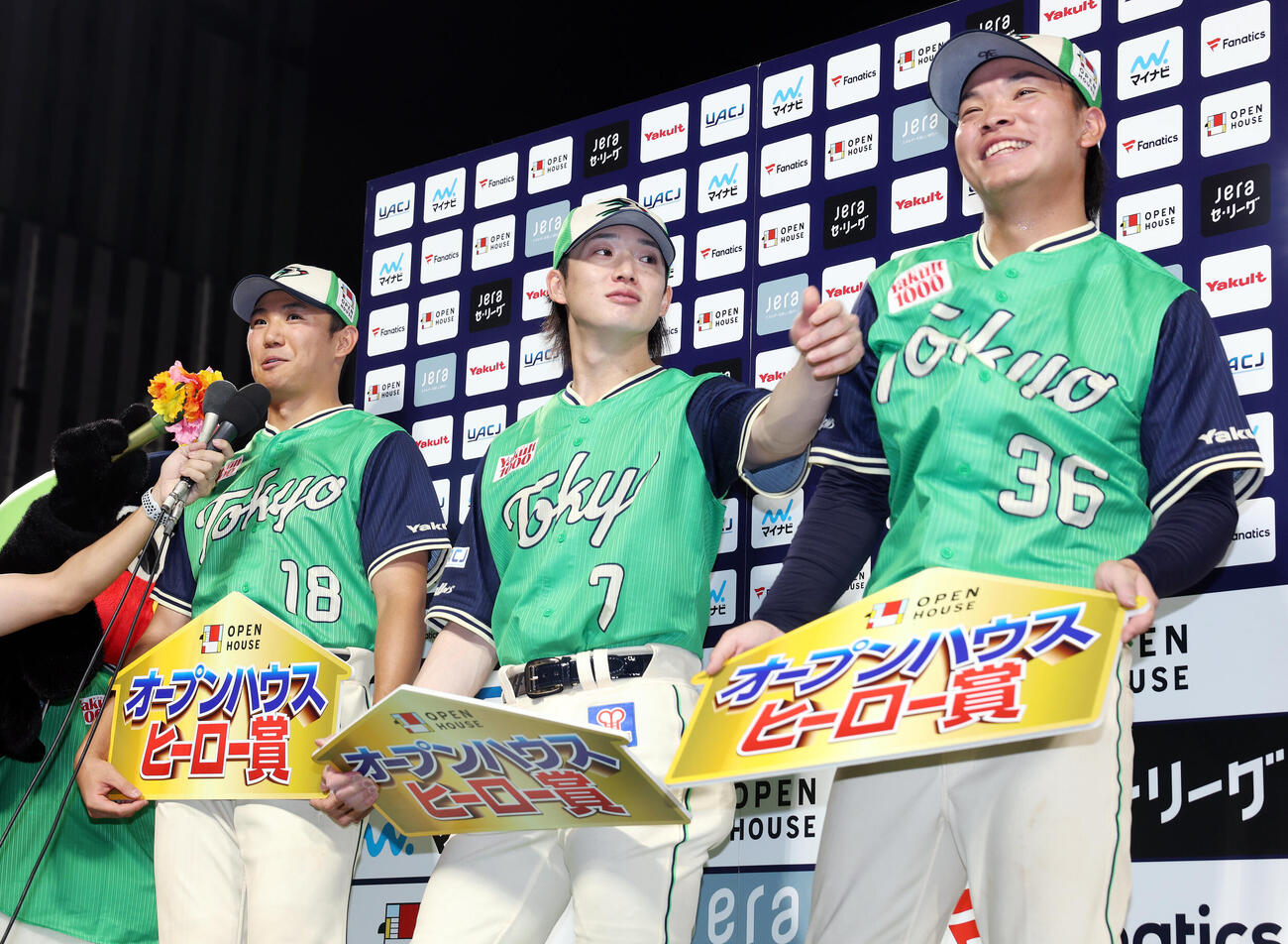 ヤクルト対DeNA　お立ち台で笑顔を見せるヤクルト奥川恭伸（左）、長岡秀樹（中央）、西村瑠伊斗（撮影・宮地輝）