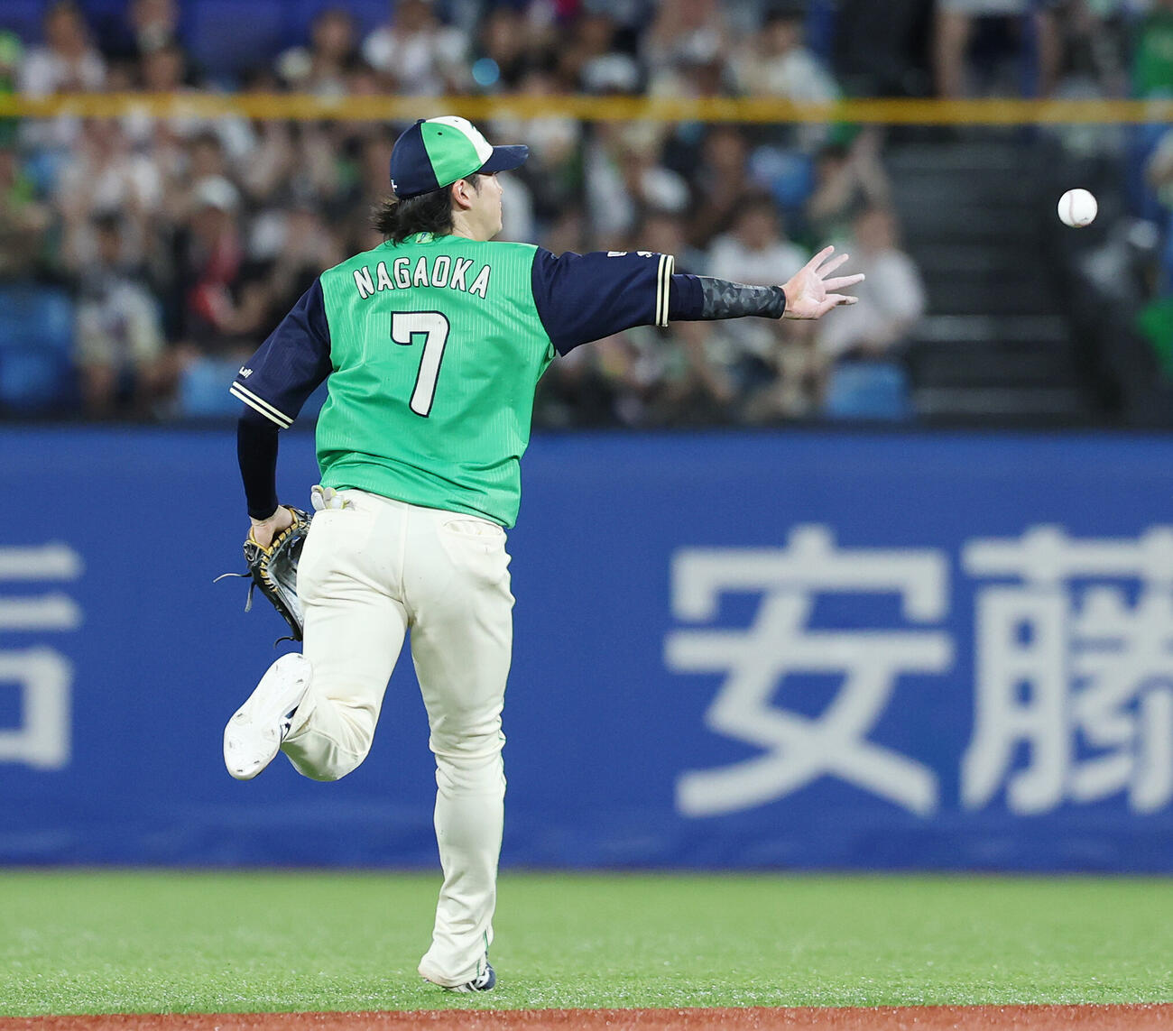ヤクルト対DeNA 4回表DeNA1死、筒香嘉智の遊直を好捕した長岡秀樹（撮影・宮地輝）
