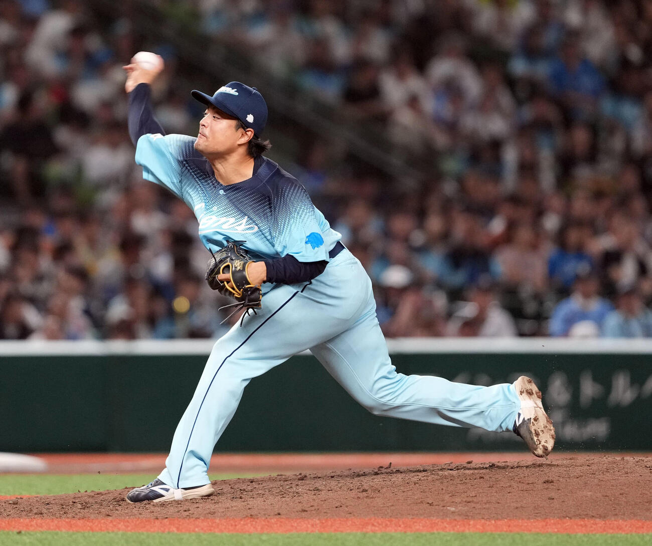 西武対ロッテ　8回からマウンドに上がった西武松本航（撮影・たえ見朱実）