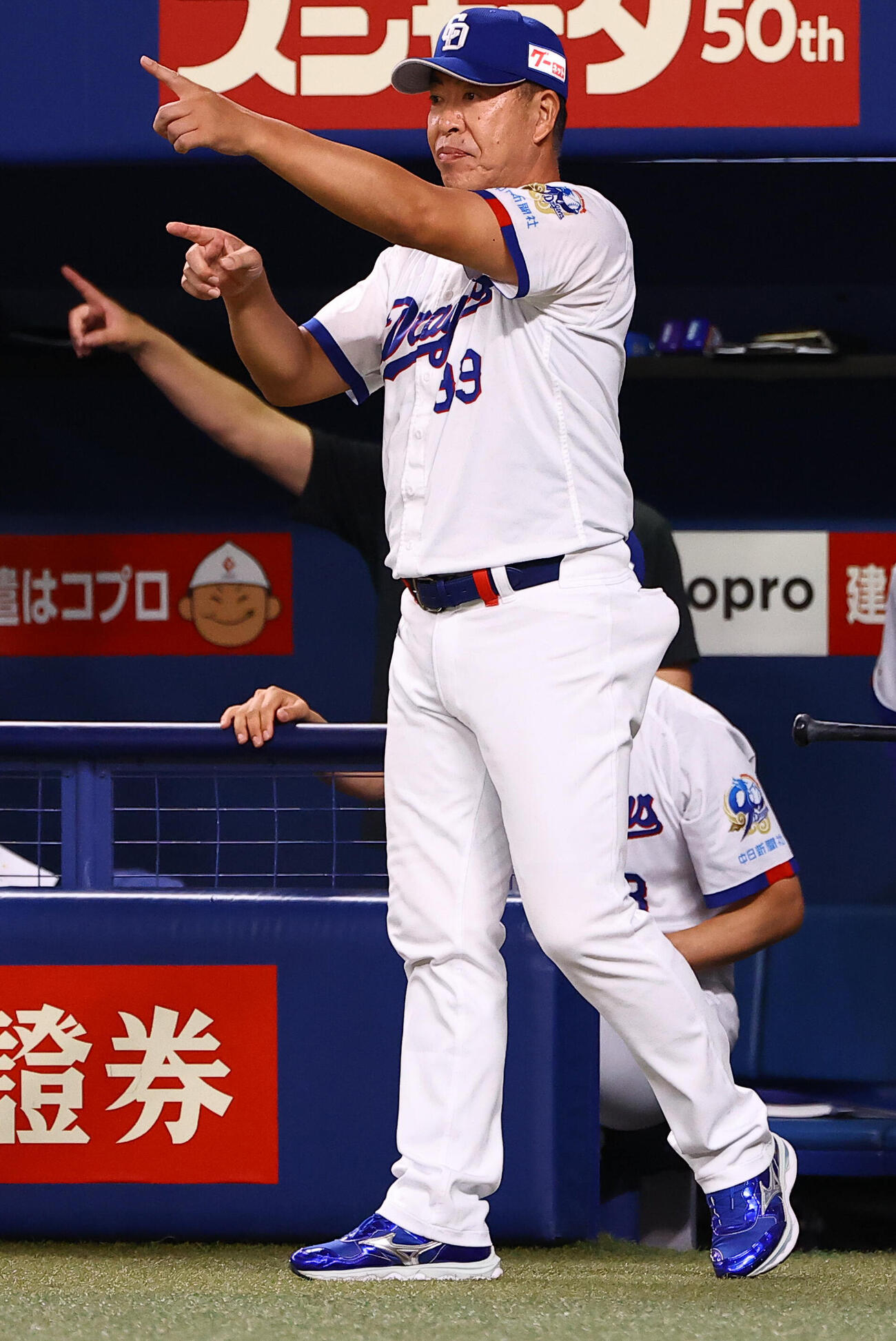 中日対巨人　選手交代を告げる井上一樹監督（撮影・上田博志）
