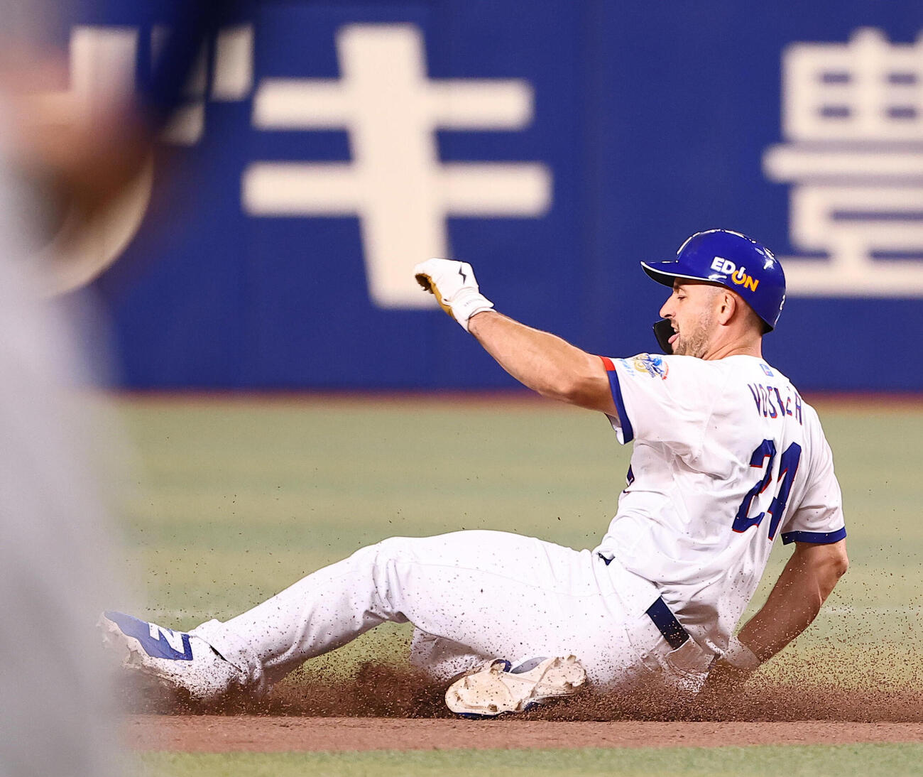 中日対巨人　8回裏中日1死、ジェイソン・ボスラーは二塁打を放つ（撮影・上田博志）