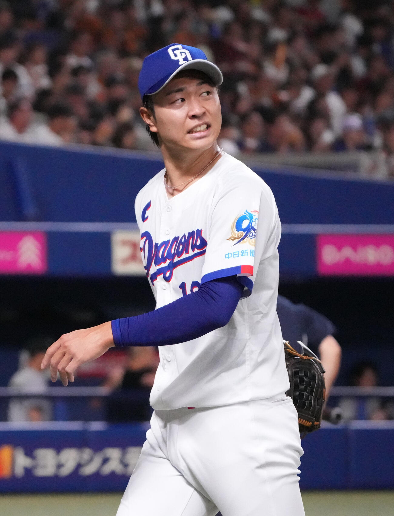 中日対巨人　4回表終了、険しい表情でベンチへ戻る中日先発の高橋宏斗（撮影・森本幸一）