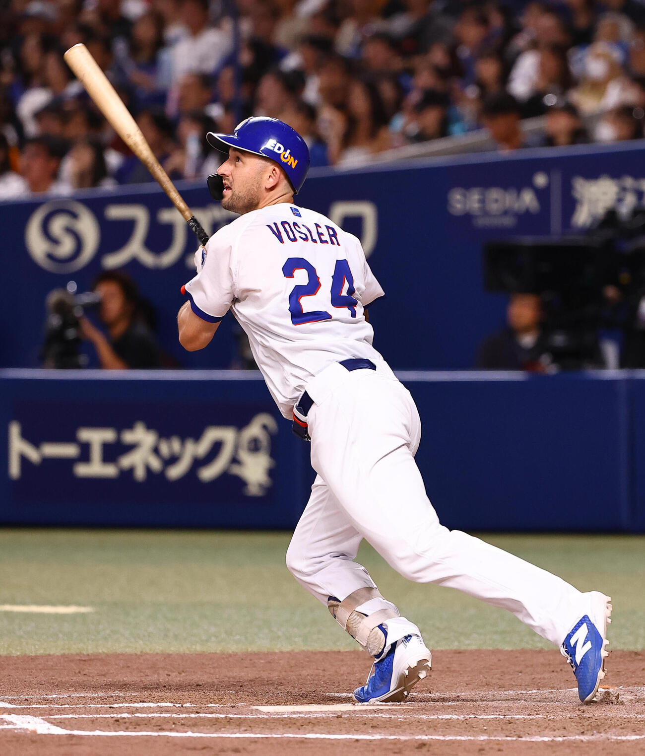 中日対巨人　8回裏中日1死、ジェイソン・ボスラーは二塁打を放つ（撮影・上田博志）