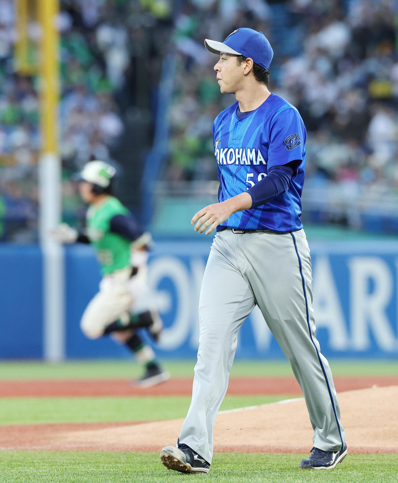 ヤクルト対DeNA 1回裏ヤクルト2死三塁、増田珠に適時二塁打を浴びる平良拳太郎（撮影・宮地輝）