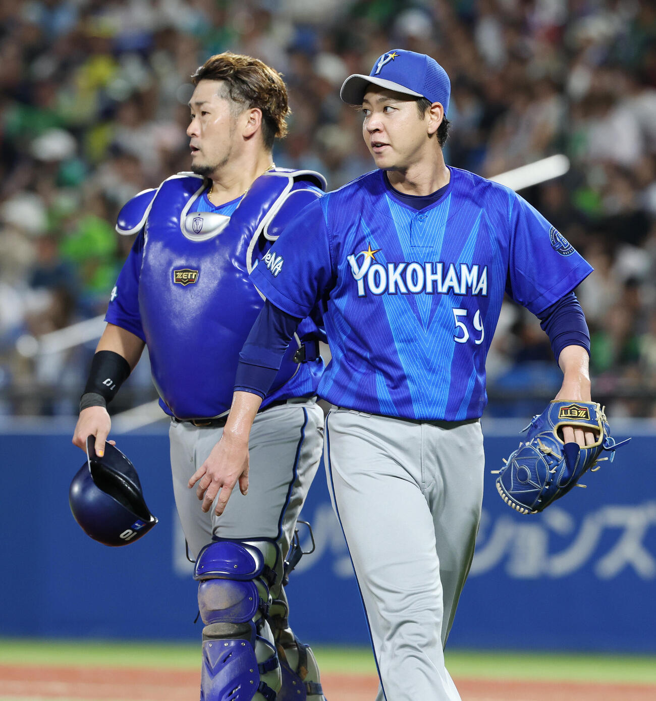 ヤクルト対DeNA 4回裏を無失点に抑えたDeNA戸柱恭孝（左）と平良拳太郎（撮影・宮地輝）