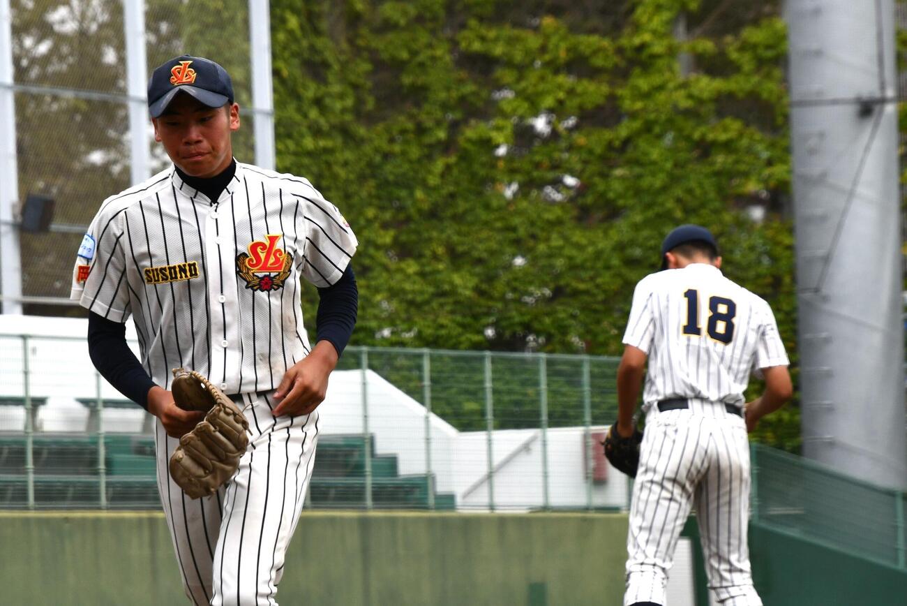 静岡裾野の大竹（左）は4回途中で梶に託して降板した