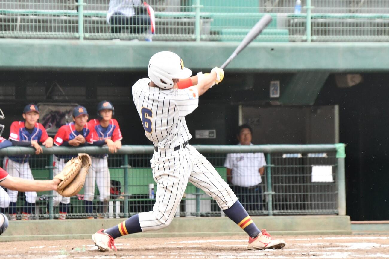 静岡裾野5回裏1死一、二塁、日吉陸は1点差に迫る適時二塁打を放った