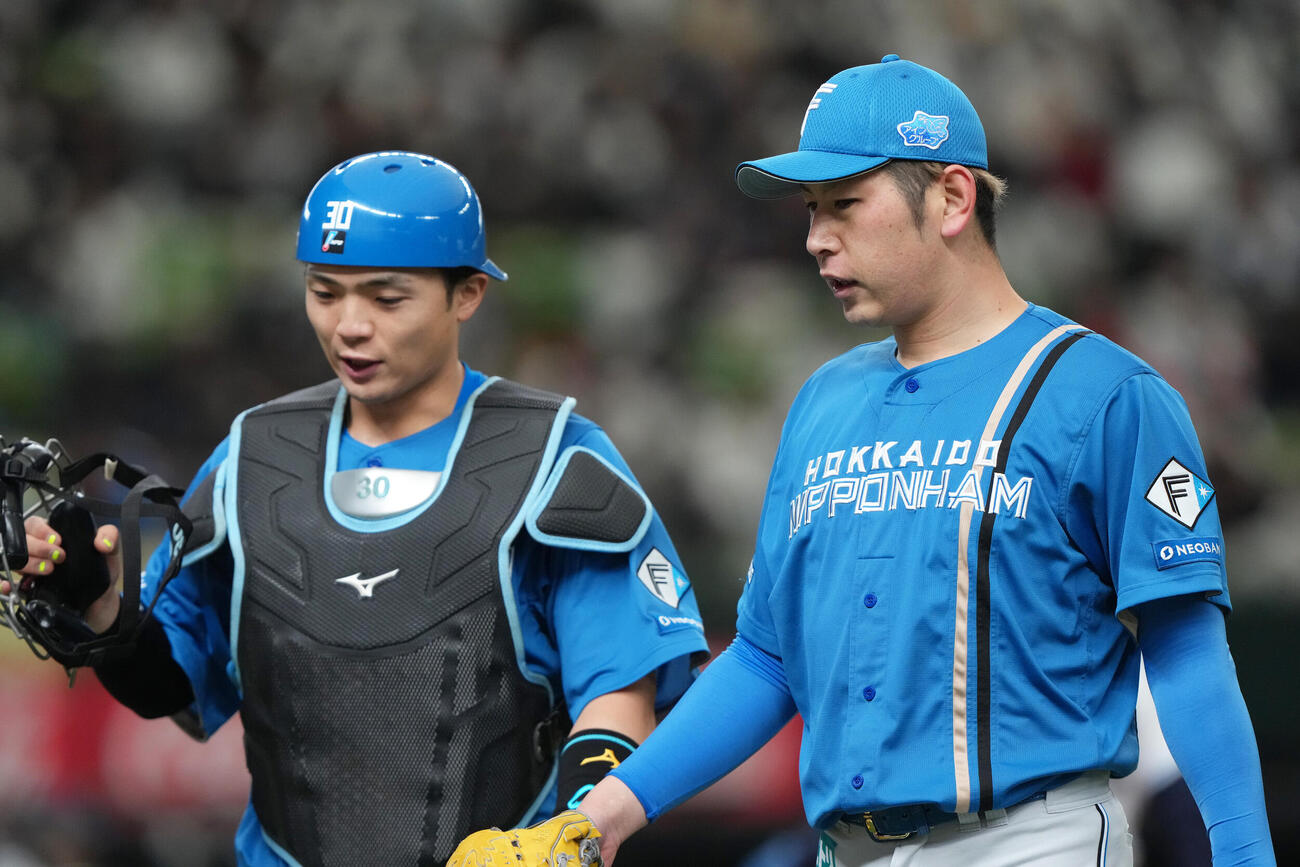 日本ハム加藤貴之（右）と郡司裕也（2025年3月撮影）