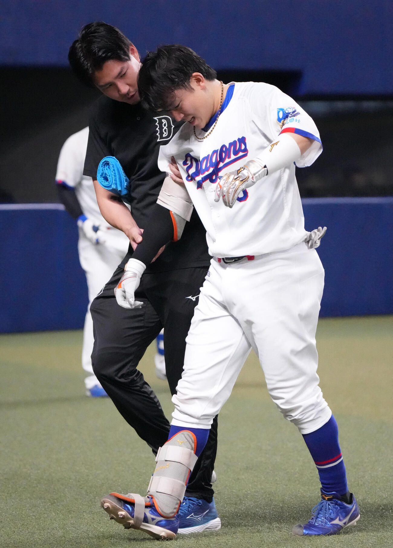 中日対巨人　1回裏中日1死、村松開人（右）は死球を受けベンチへ戻る（撮影・森本幸一）
