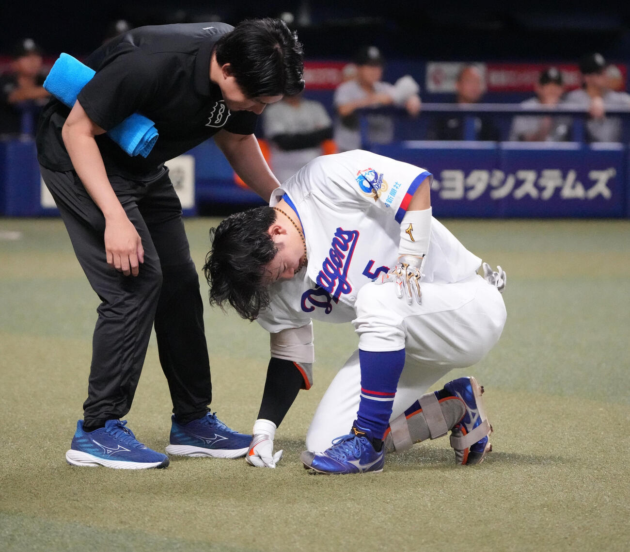 1回裏中日1死、村松開人（右）は死球を受けうずくまる（撮影・森本幸一）