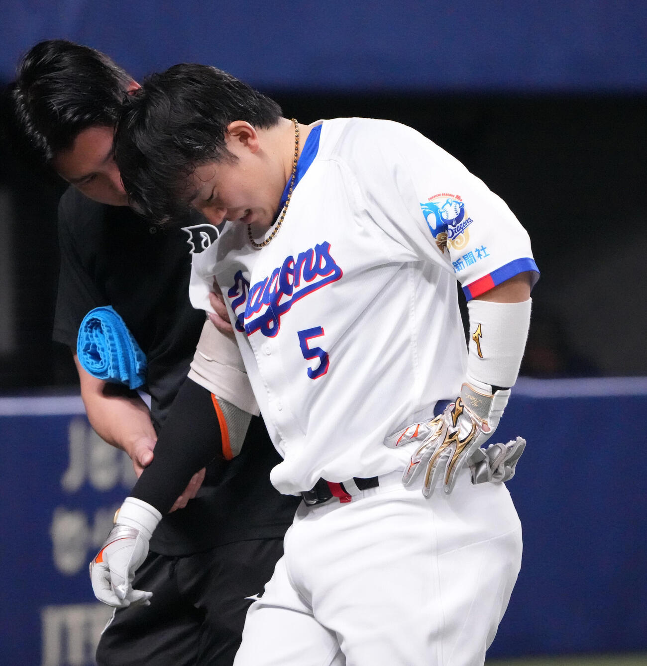 1回裏中日1死、村松開人（右）は死球を受けベンチへ戻る（撮影・森本幸一）