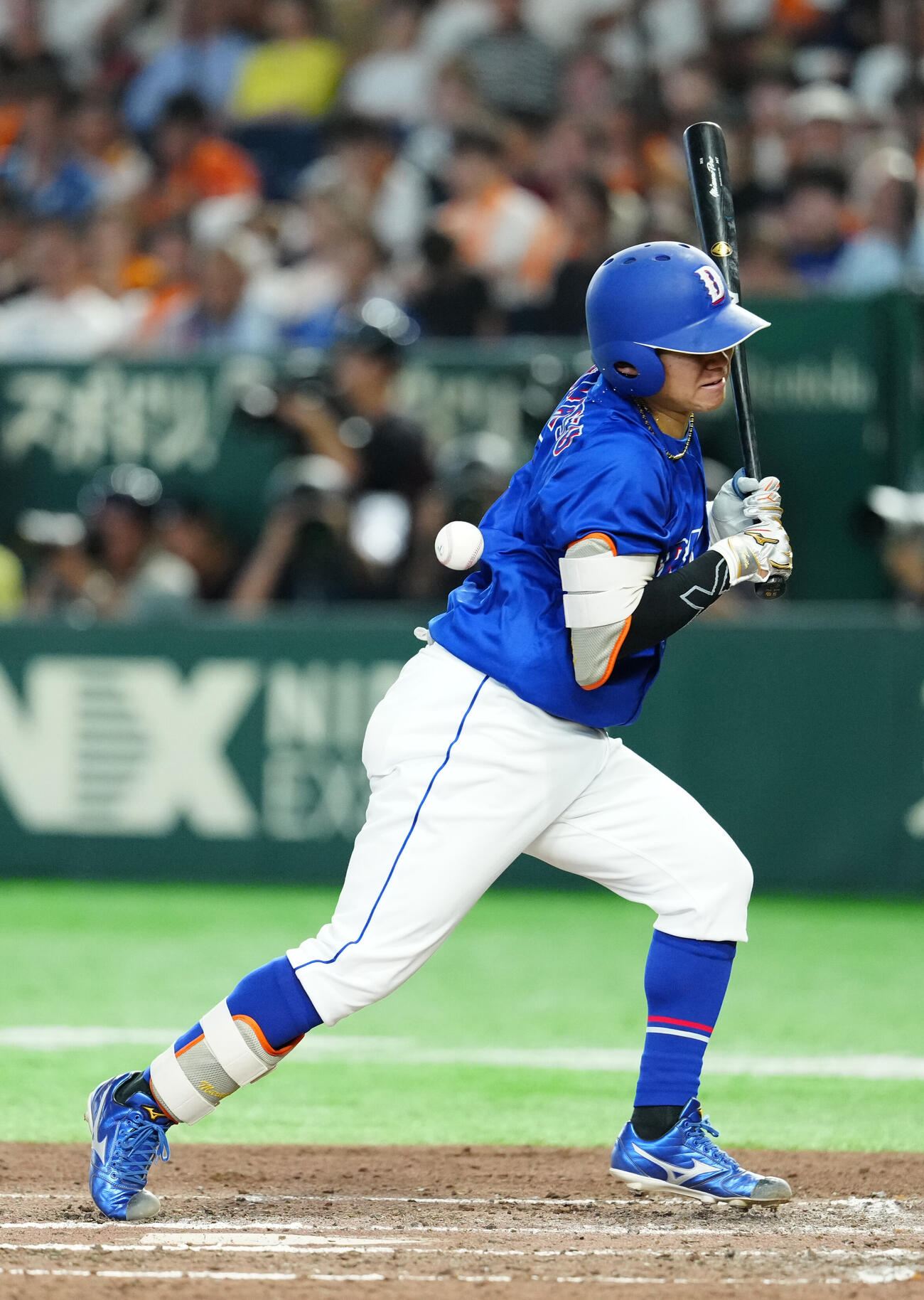7月17日、巨人戦の6回表中日2死三塁、死球を受ける村松開人