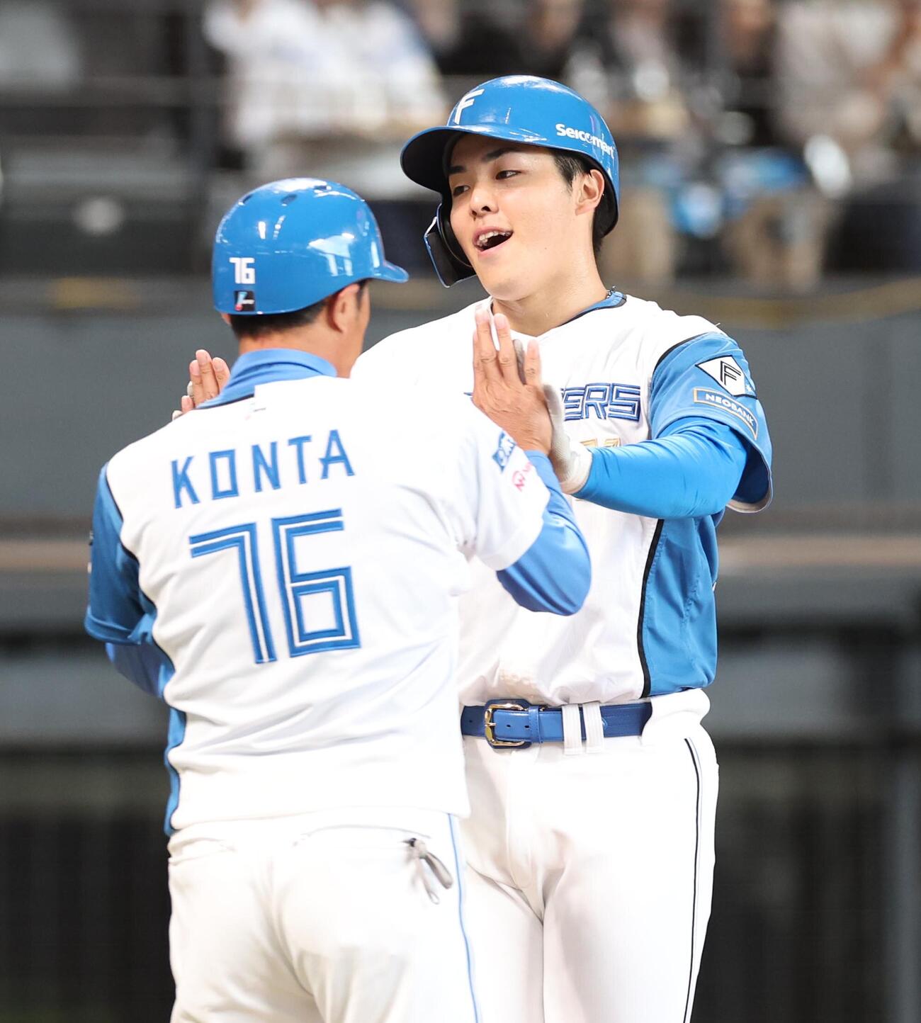 日本ハム対ヤクルト　1回裏日本ハム2死一、三塁、3点本塁打を放ち笑顔の柴田獅子（撮影・黒川智章）