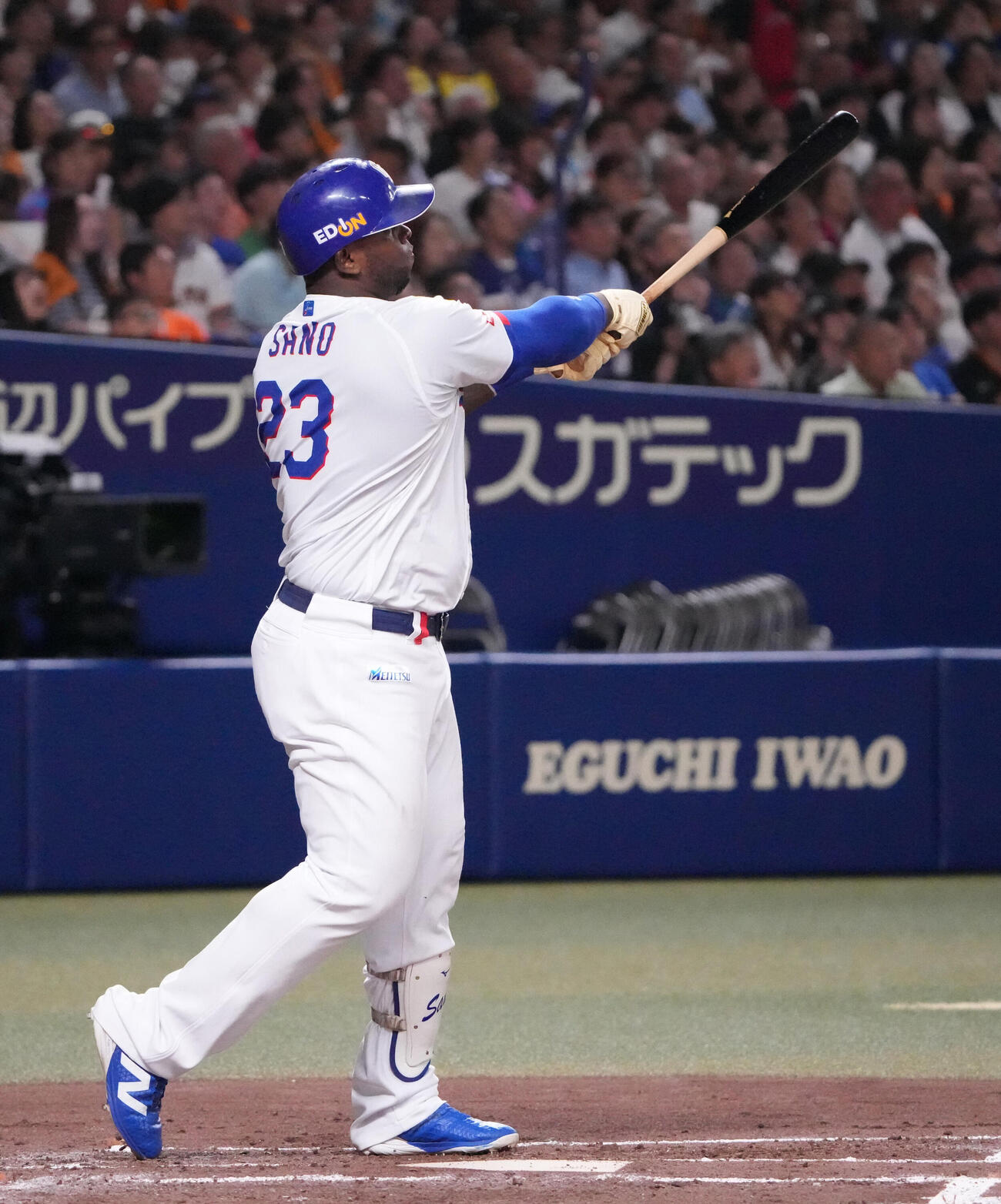 中日対巨人　1回裏中日2死一塁、2点本塁打を放つミゲル・サノー（撮影・森本幸一）