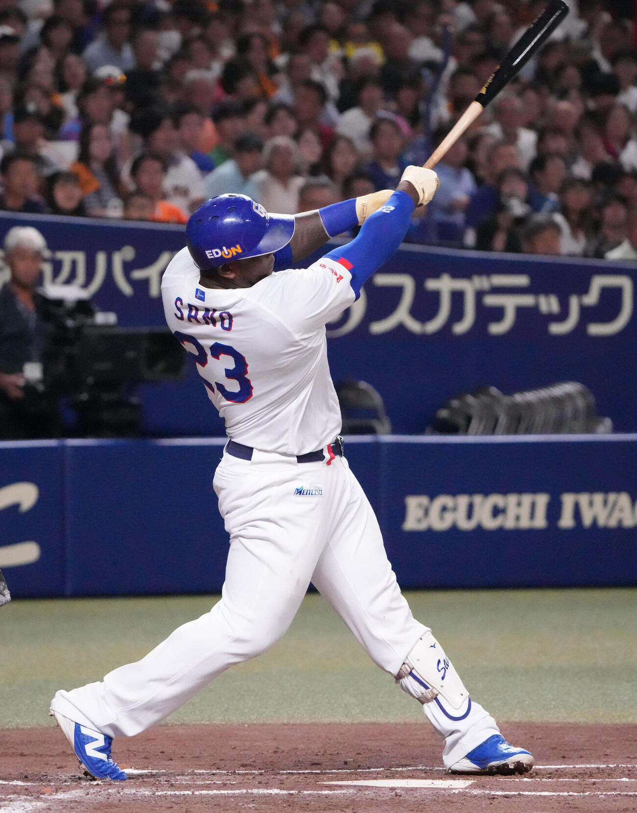 中日対巨人　1回裏中日2死一塁、2点本塁打を放つミゲル・サノー（撮影・森本幸一）