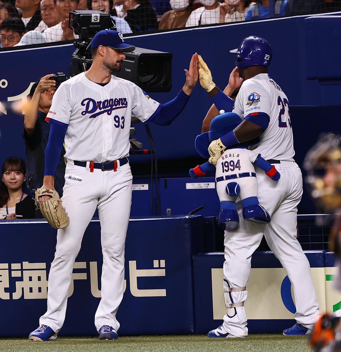 中日対巨人　1回裏中日2死一塁、2点本塁打を放ったミゲル・サノー（右）とハイタッチをするカイル・マラー（撮影・上田博志）