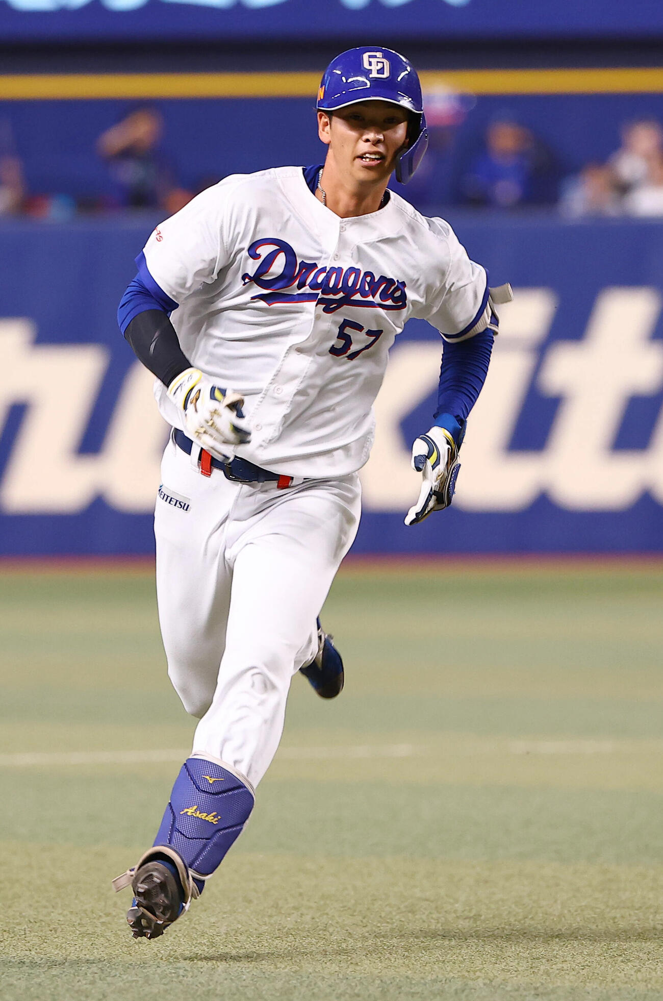 中日対巨人　2回裏中日無死、花田旭は三塁打を放つ（撮影・上田博志）