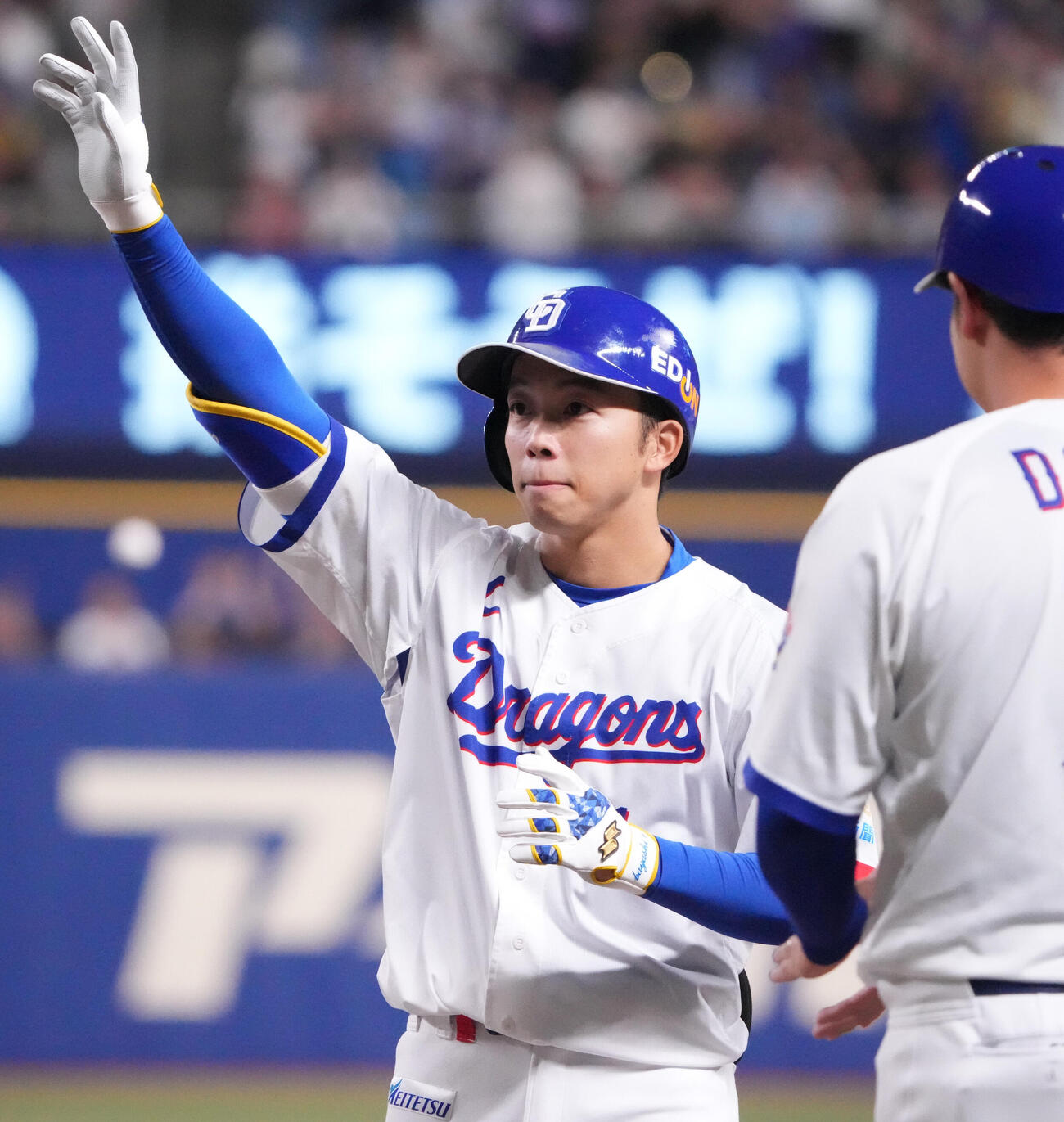 中日対巨人　2回裏中日無死三塁、岡林勇希（左）は適時打を放ちベンチへ向かってアピールする（撮影・森本幸一）