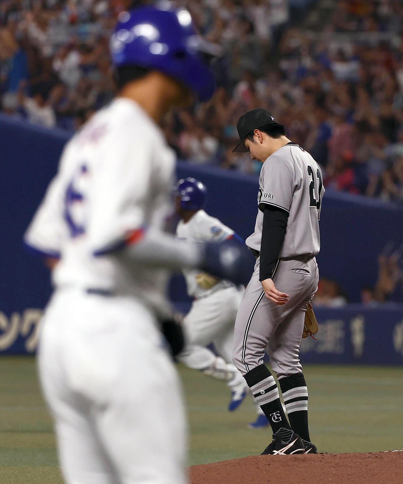 中日対巨人　1回裏中日2死一塁、竹丸和幸（右）はミゲル・サノー（中央）に先制2点本塁打を浴びる（撮影・上田博志）