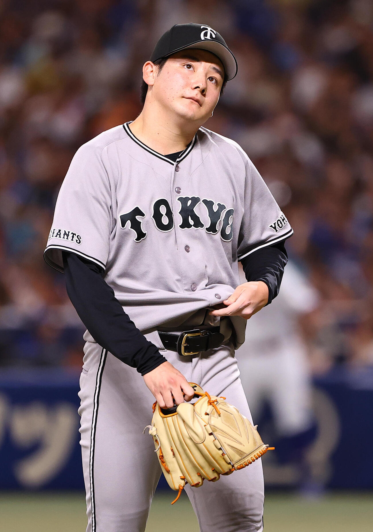 中日対巨人　初回に2失点した竹丸和幸は悔しそうな表情でベンチに引き揚げる（撮影・上田博志）