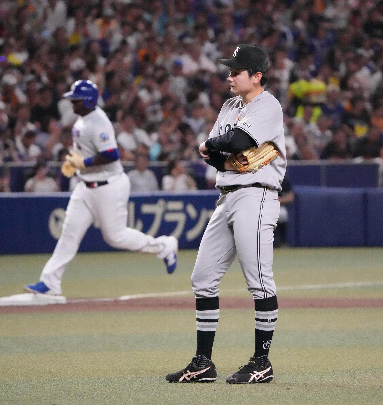 中日対巨人　3回裏中日無死一、二塁、巨人先発の竹丸和幸（右）はミゲル・サノーに3点本塁打を打たれる（撮影・森本幸一）