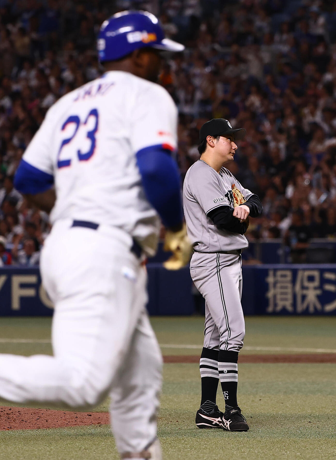 中日対巨人　3回裏中日無死一、二塁、竹丸和幸（右）はミゲル・サノーに3点本塁打を浴びる（撮影・上田博志）