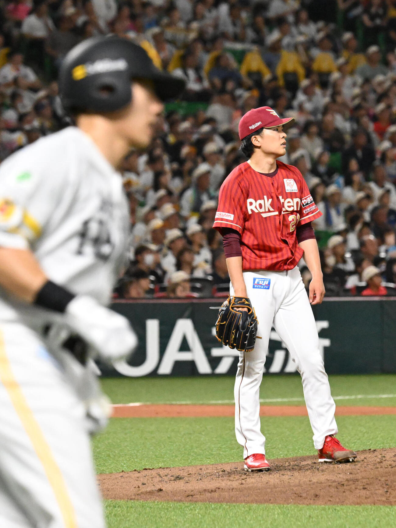 ソフトバンク対楽天　3回裏ソフトバンク1死、早川隆久（右）は渡辺陸に同点本塁打を浴びる（撮影・林敢治）